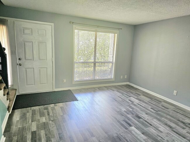 Photo - 975 Surry Ln