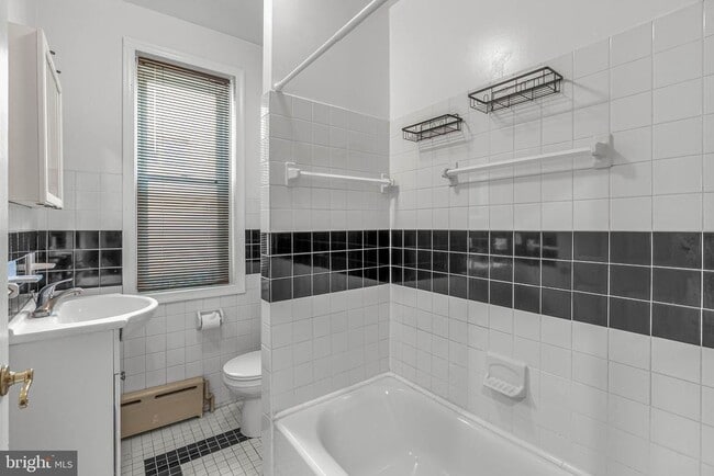 Photo - 2440 Carpenter St