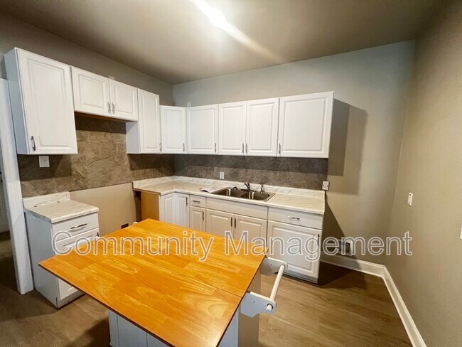Building Photo - 637 Iberville St Rental