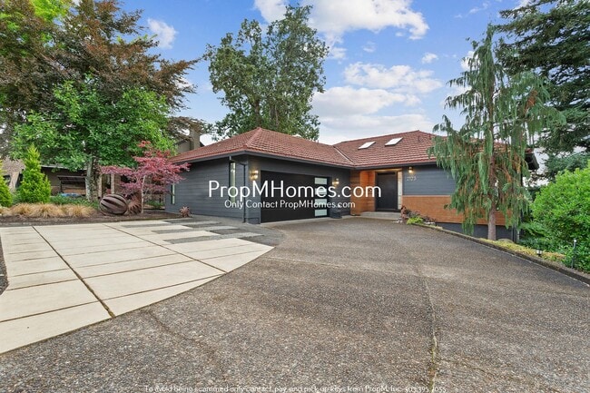 Building Photo - Luxuriously Updated Home in West Linn w/ S...