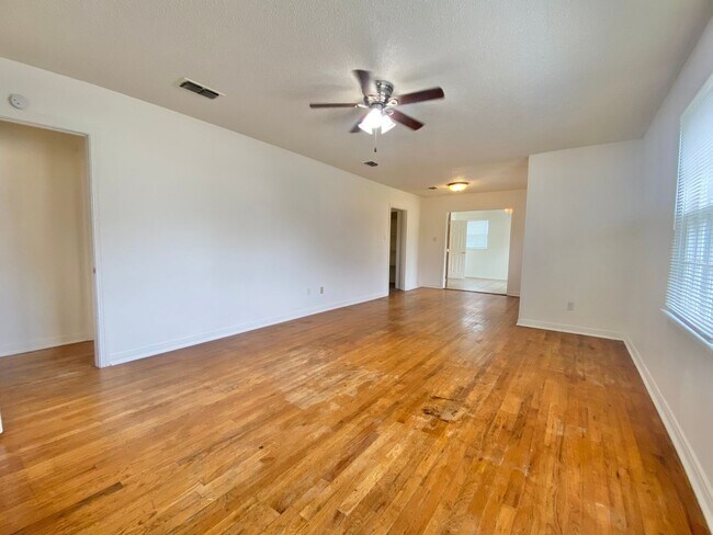 Photo - Pre-leasing now - 3 bed /2 bath - availabl...