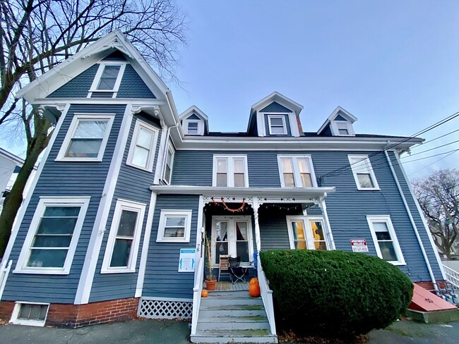 Building Photo - 185 Beacon St Unit 3 Rental
