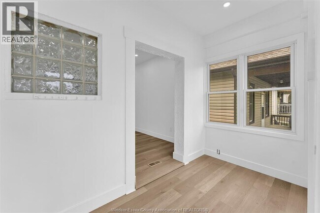 Photo - 497 McKay Ave
