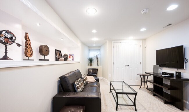 222 1/2 E Street NE-SI ID1587659P