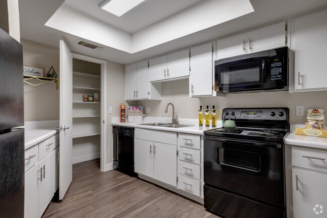 2BR, 2BA - 822 SF