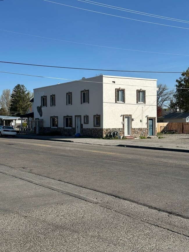 Building Photo - 62 E Alice St Unit #4