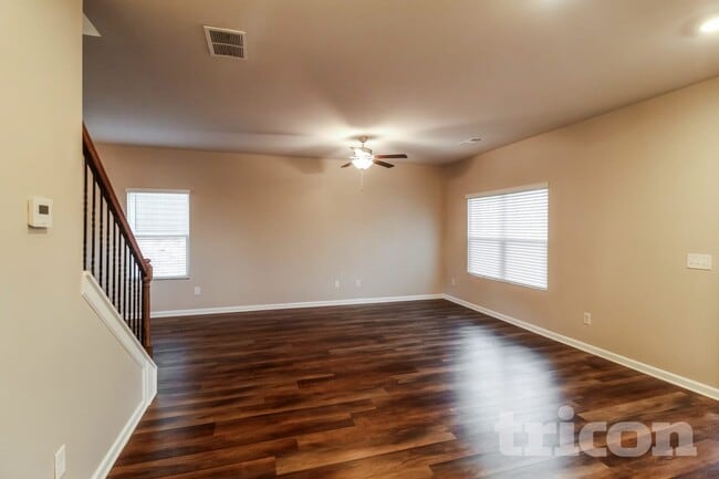 Building Photo - 2867 McKenzie Dr