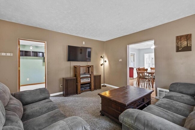 Photo - 1025 W 8th St