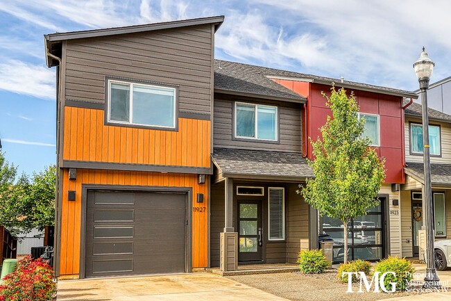 Building Photo - 3 Bedroom 2.5 Bathroom Townhome in Great B...