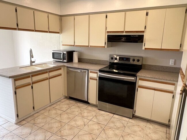 Photo - 853 Banks St NW