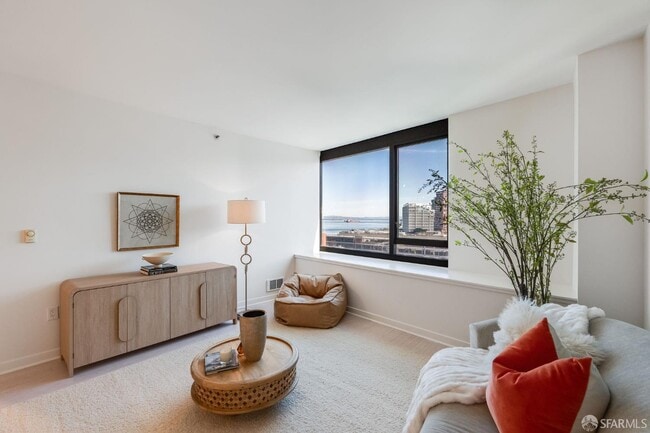 Building Photo - 260 King St