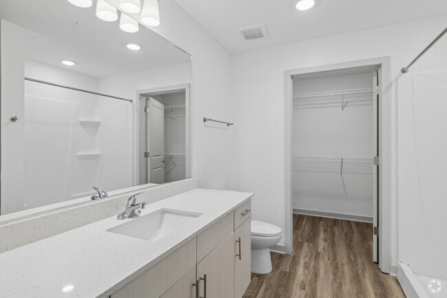 2BR, 2BA - 995SF - Primary Bathroom