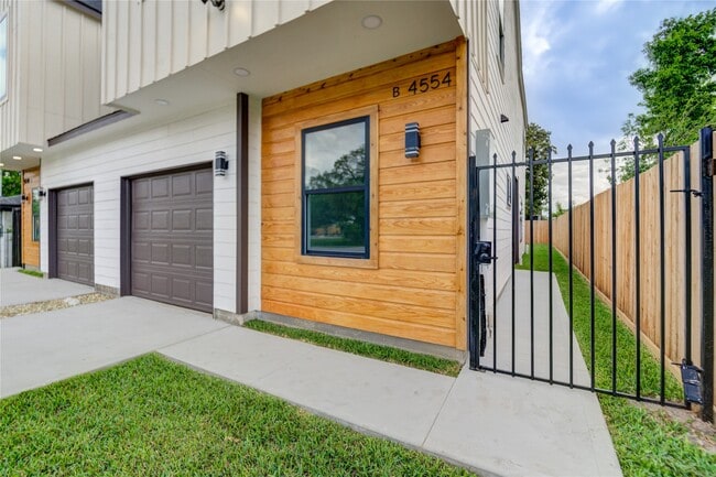 Photo - 4554 Newberry St