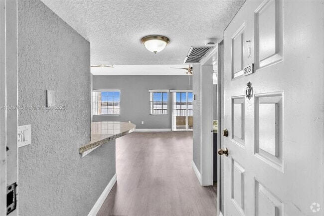 Building Photo - 2811 N Oakland Forest Dr Unit 308 Rental