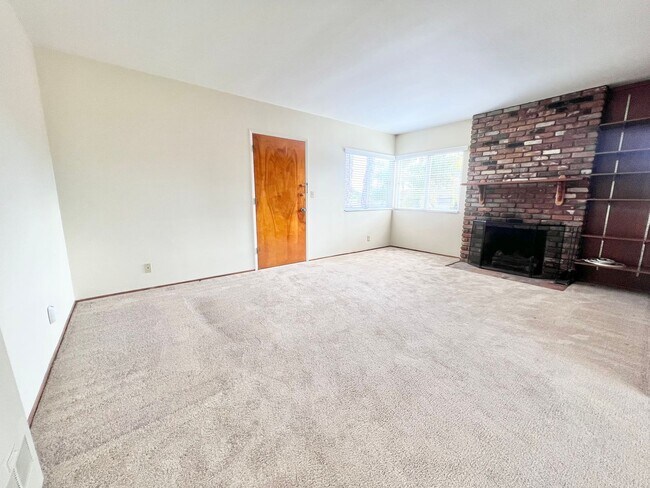 Photo - Spacious 2 Bed, 1 Bath with Vintage Charm & Garage – Quiet Top-Floor Unit Unit 800 Roswell #4