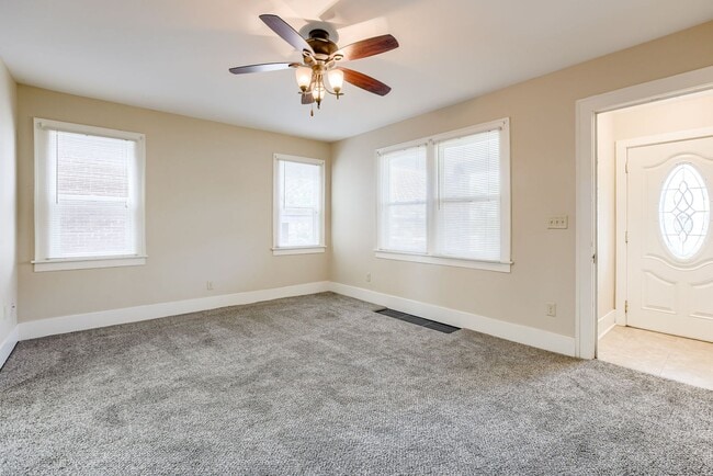Photo - Spacious 3 Bedroom Duplex in the Heart of Midtown Featuring Detached Garage!!