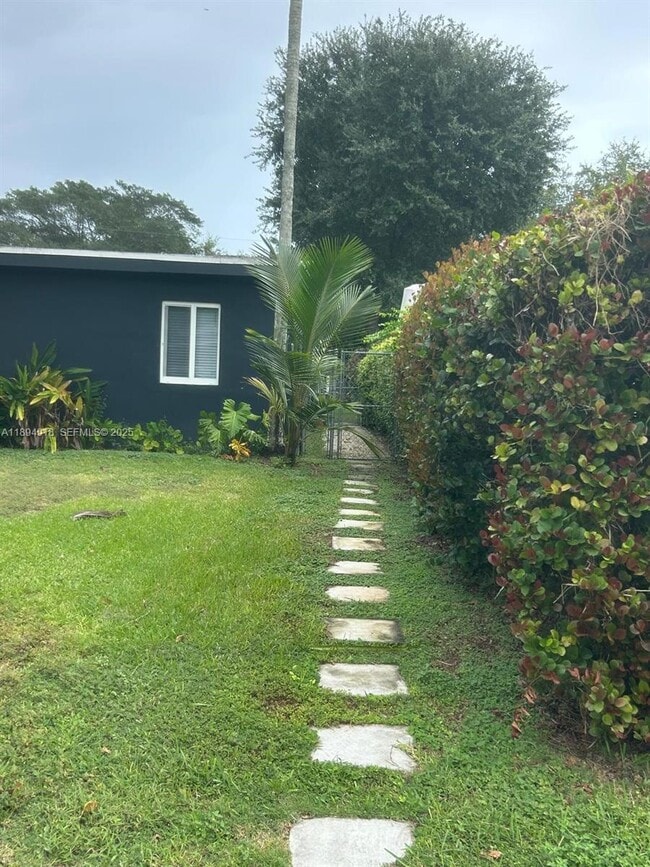 Building Photo - 6431 SW 64th Ct Unit 1