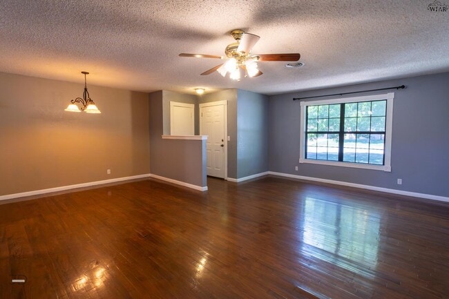 Photo - 501 W Texas Ave