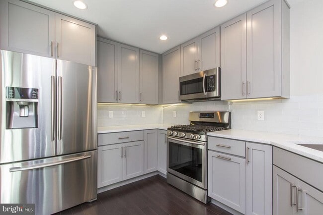 Building Photo - 716 S Sartain St Unit 2