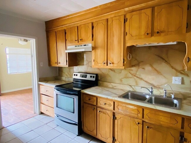 Photo - 1926 W Adams St