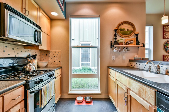 Photo - 803 Heschel St