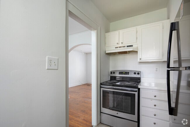 2 beds, 1 bath, 725 sq ft