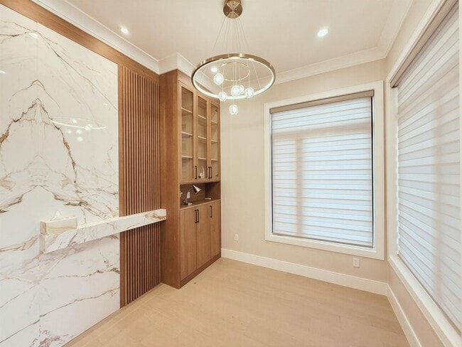 Photo - 1745-1167 167 St