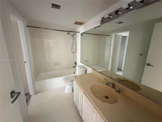 Photo - 7601 E Treasure Dr Unidad 2220