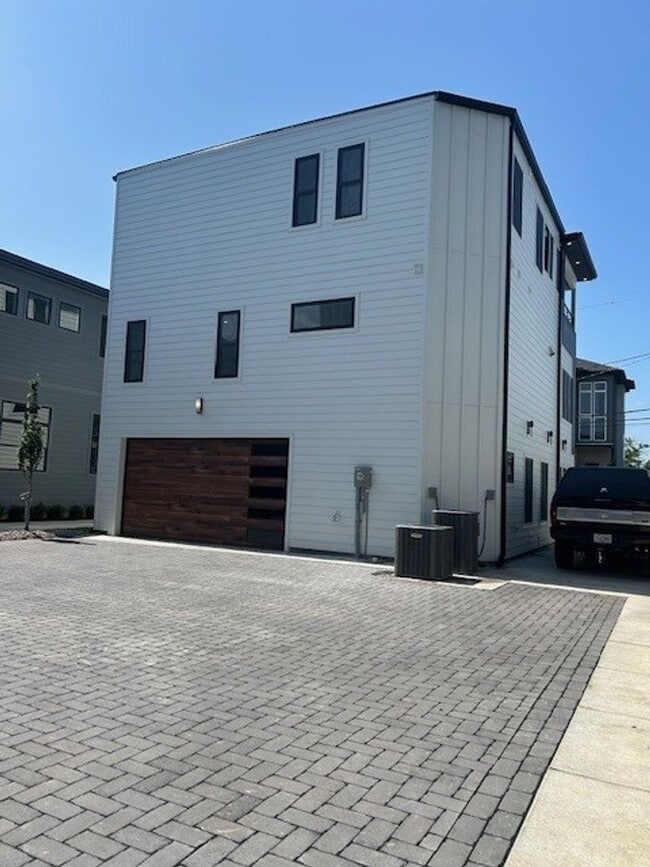 Photo - Southgate Unit 618 Southgate Ave., B