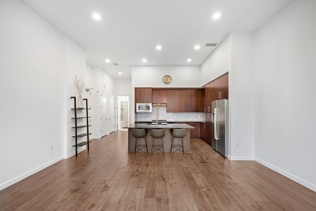 Building Photo - 4820 Caroline St Unit 507