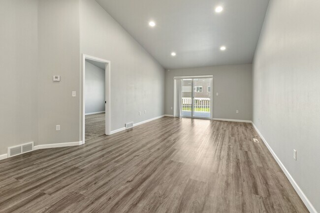 Photo - 837 United Dr