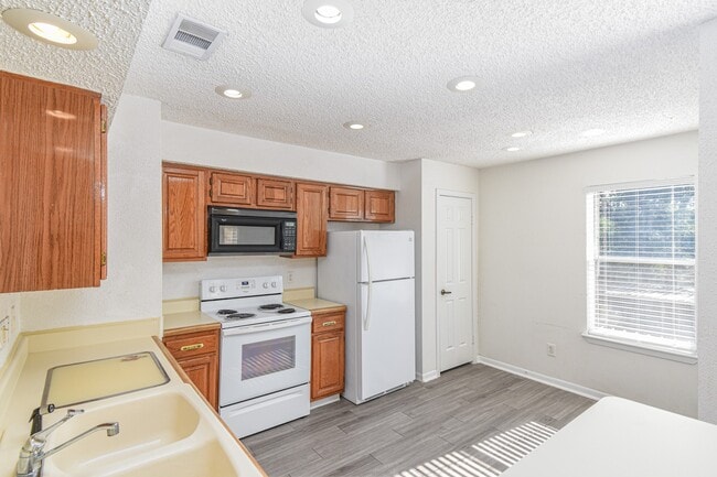 Photo - 2011 Spenwick Dr Unit True