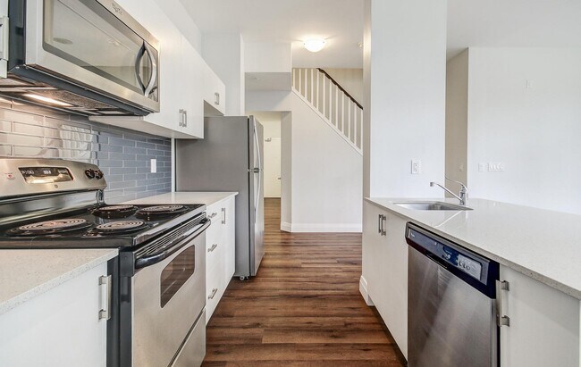 Photo - 77 Keewatin Ave