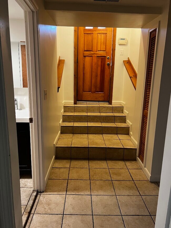 Rear Entrance - 82 Chestnut St Unidad B