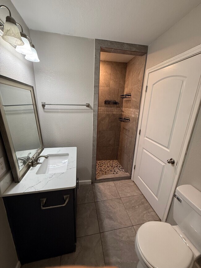 Photo - 1003 W 3rd St
