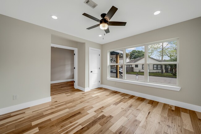 Photo - 403 Moody St