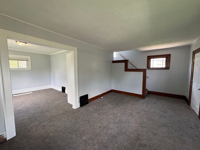 897 Peckham St