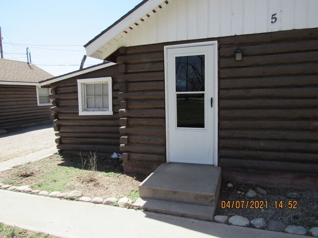 Building Photo - Cabin Style Rental in Rifle!