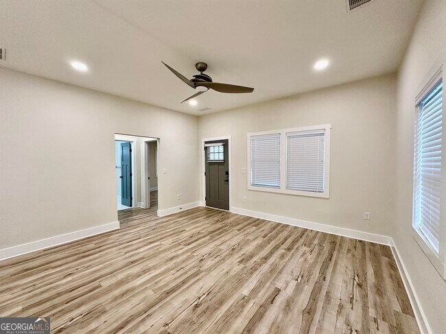 Photo - 942 Parsons St SW
