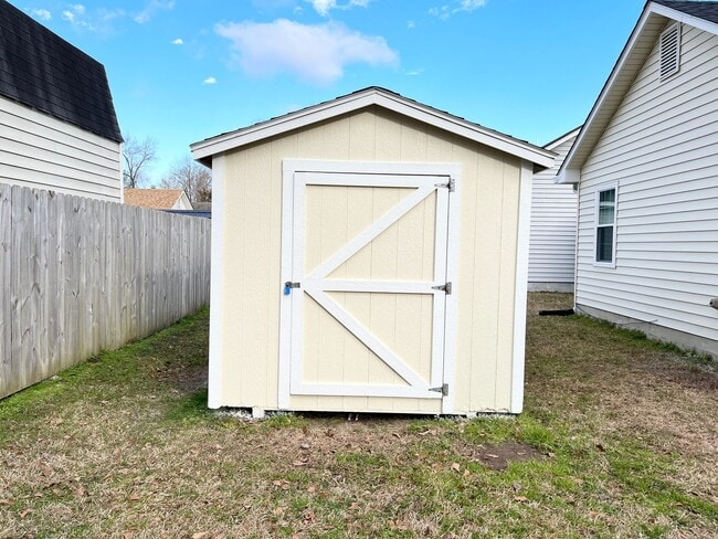 Photo - 209 Oakwood Ln