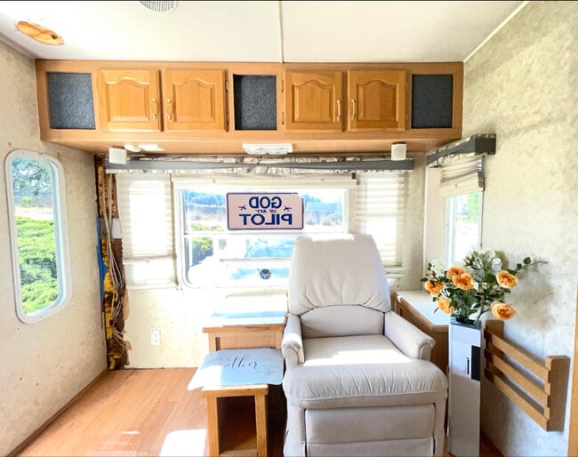 Photo - 1 E Middlefield Rd