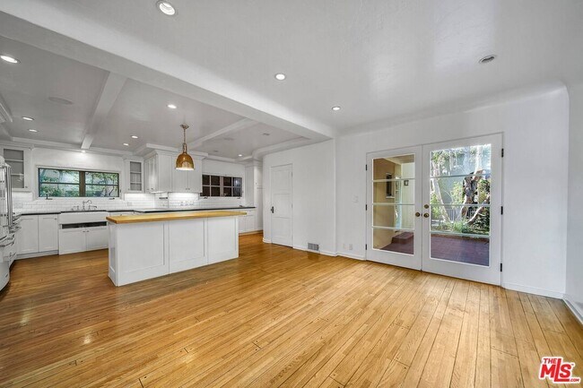 333 S Roxbury Dr