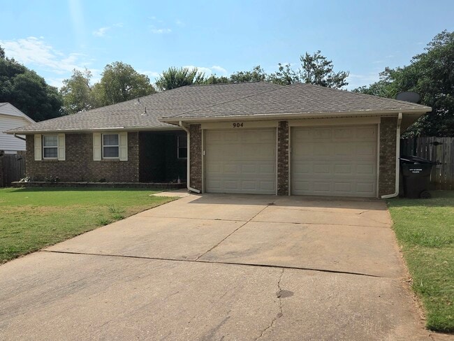 Building Photo - 904 E Hills Dr Rental