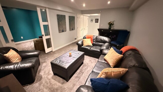 Photo - 8556 Milomir St