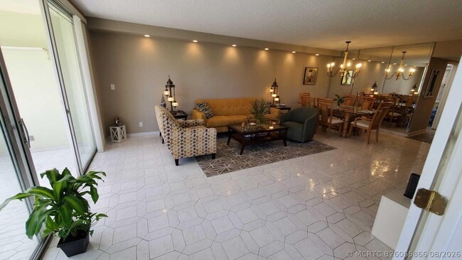 Building Photo - 3800 Oaks Clubhouse Dr Unit 112