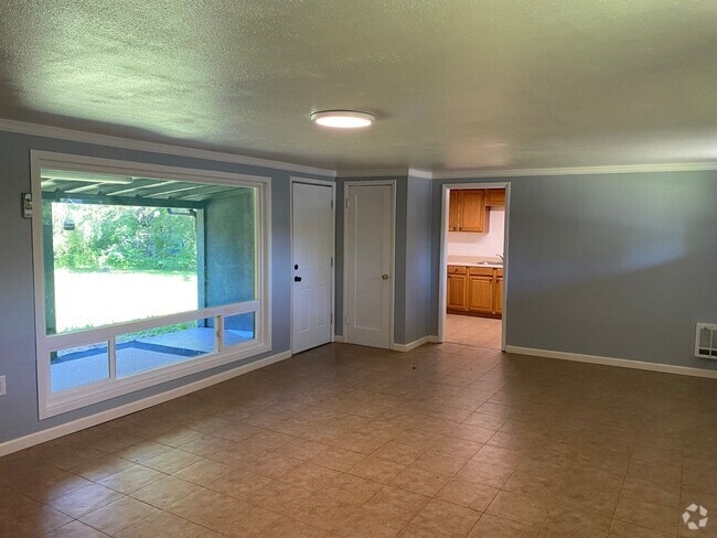 Building Photo - Fresh and bright!! 3 bedroom, 1 bath on la... Rental