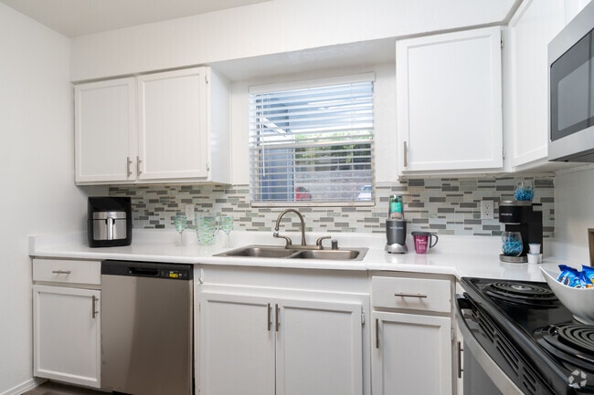 2BR, 2BA - 956SF - Kitchen