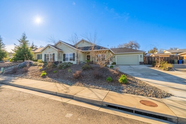 Building Photo - 3-bedroom, 2-bathroom home in great neighb...