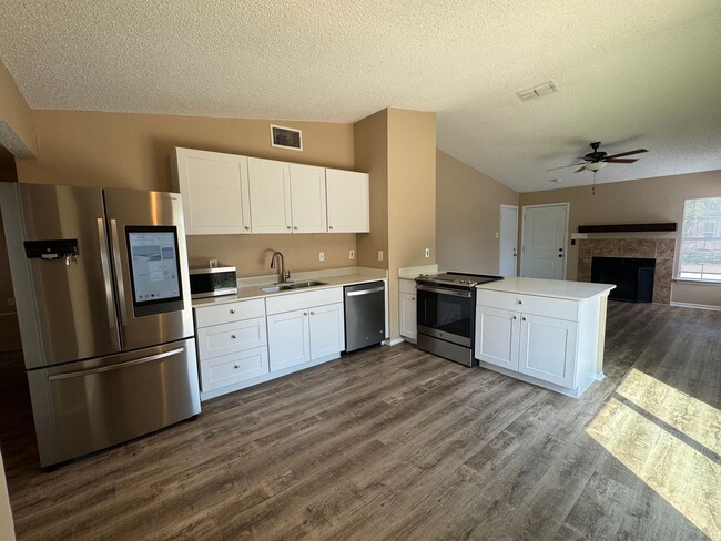 Building Photo - MOVE IN READY 3/2 LOCATED INSIDE 1604/CULE... Rental