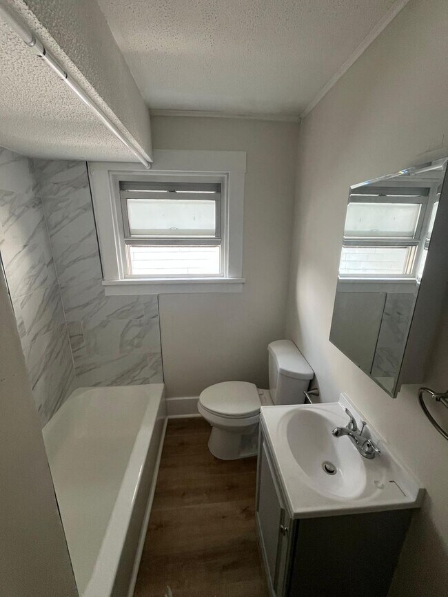 Photo - 1714 Victoria Ave